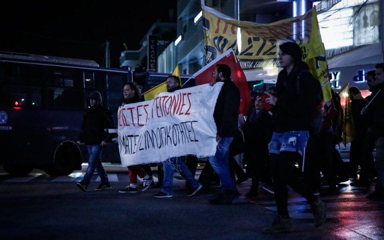 Αντιφασιστική πορεία στο Ν.Ηράκλειο με αίτημα το κλείσιμο των γραφείων της Χ.Α.