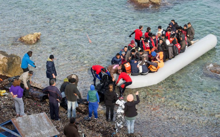 Ιταλία: 400 μετανάστες αποβιβάσθηκαν στο λιμάνι του Σαλέρνο – Ερευνα για τις σορούς έξι γυναικών στο πλοίο