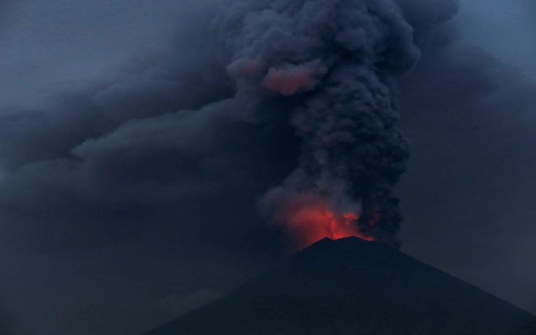 Ινδονησία: Περισσότερες από 440 πτήσεις ακυρώθηκαν λόγω του ηφαιστείου Αγκούνγκ στο Μπαλί