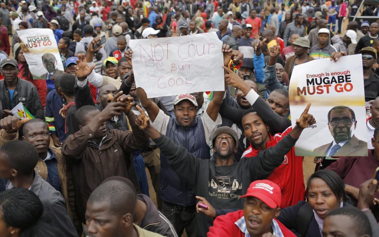 Ζιμπάμπουε: Χιλιάδες πολίτες στους δρόμους διαδηλώνουν κατά του Μουγκάμπε