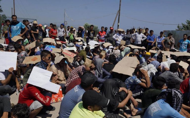 ΣτΕ: Αναβολή εκδίκασης της προσφυγής κατά της μη μετακίνησης προσφύγων στην ενδοχώρα από τα νησιά