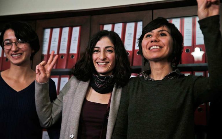 Ελεύθερη υπό όρους αφέθηκε στην Τουρκία Γερμανίδα ρεπόρτερ