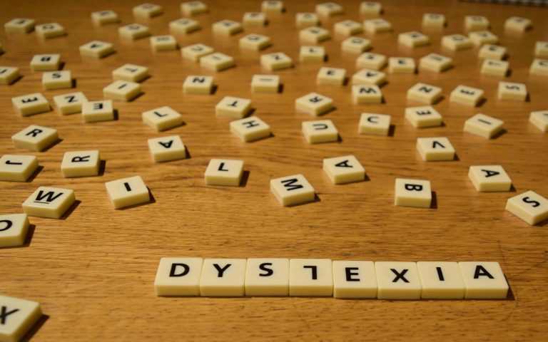 «Dyslexie»: Η γραμματοσειρά που διευκολύνει τα δυσλεκτικά άτομα στην ανάγνωση