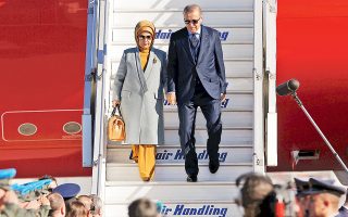 Ο Ταγίπ Ερντογάν, συνοδευόμενος από τη σύζυγό του Εμινέ, αποβιβάζεται από το αεροπλάνο, στο «Ελ. Βενιζέλος».