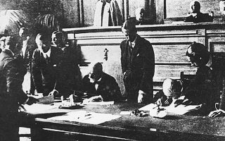 Ο Ελ. Βενιζέλος κατά την υπογραφή της Συνθήκης της Λωζάννης