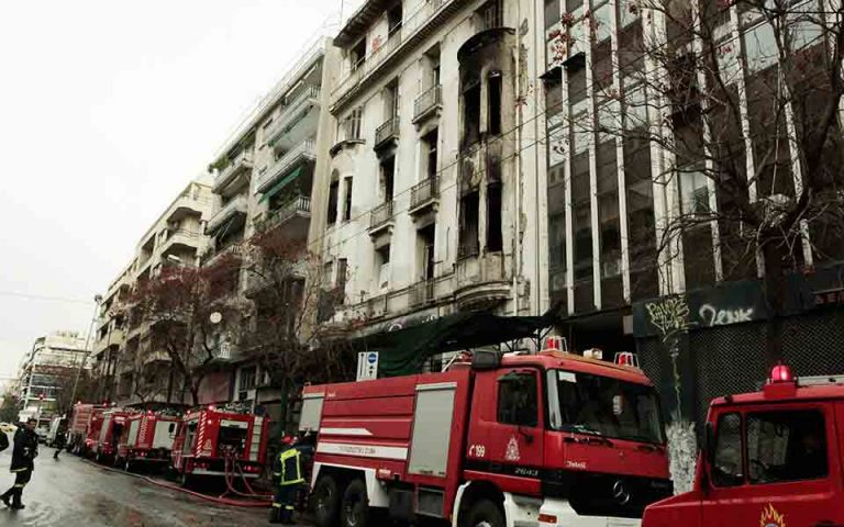 Υπό μερικό έλεγχο η πυρκαγιά σε κτίριο στην Πατησίων