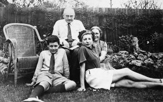 Η οικογένεια Μαζάουερ στο Χάιγκεϊτ, περίπου το 1936. Αριστερά στο έδαφος, ο Μπιλ Μαζάουερ, 11 ετών. Δεξιά, η Ιρα, ετεροθαλής αδελφή του.
