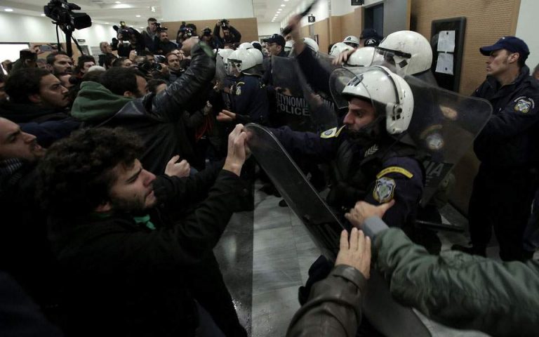 Αστυνομικοί κατά κυβέρνησης για τους πλειστηριασμούς: Δεν θα ξεσπιτώσουμε εμείς τους Ελληνες