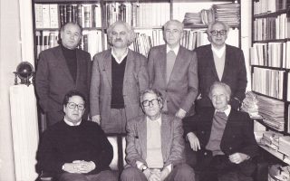 Από αριστερά, επάνω, Χρ. Μηλιώνης, Π. Σοκόλης, Κ. Στεργιόπουλος, Αλ. Αργυρίου. Κάτω: Σπ. Τσακνιάς, Αλ. Κοτζιάς, Τ. Καρβέλης.