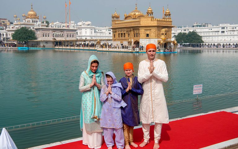 Οι πολύχρωμες, χρυσοποίκιλτες, ινδικές φορεσιές του Τζάστιν Τριντό