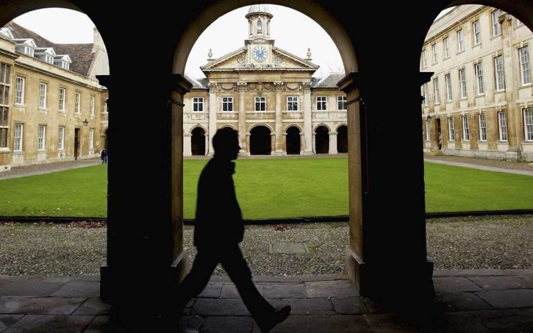 Θα μειωθούν τα δίδακτρα για σπουδές στην Βρετανία;