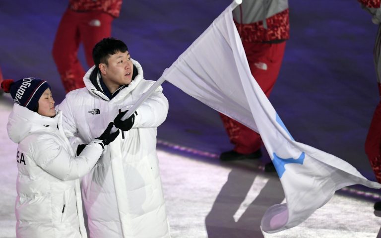 Χειμερινοί Ολυμπιακοί Αγώνες: Υπό κοινή σημαία Βόρεια και Νότια Κορέα – Η selfie «ειρήνης» των αθλητών