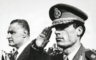 Σουέζ, 1969. Ο Μουαμάρ Καντάφι χαιρετά στρατιωτικά πλάι στον Γκαμάλ Αμπντέλ Νάσερ. Η λιβυκή οργάνωση Ελεύθεροι Ενωτικοί Αξιωματικοί ήταν καταφανώς επηρεασμένη από τη σκέψη και τις πρακτικές διακυβέρνησης του Αιγύπτιου ηγέτη.
