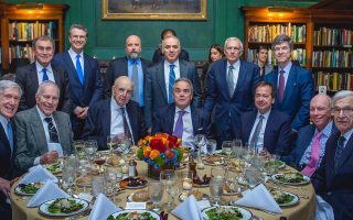 Στη φωτογραφία εξ αριστερών: ο πρ. υπουργός Εμπορίου των ΗΠΑ Robert Hormats, ο καθηγητής του πανεπιστημίου Columbia και βραβευμένος με Νομπέλ Οικονομίας Edmund Felps, ο κορυφαίος των κεντρικών τραπεζιτών και πρώην πρόεδρος του FED Paul Volcker, ο οικοδεσπότης Στέλιος Ζαββός, ο μεγαλοεπενδυτής και μέτοχος Τράπεζας Πειραιώς, Αlpha Bank και ΕΥΔΑΠ John Paulson, ο αντιπρόεδρος της Blackstone Byron Wien, ο μεγαλοεπενδυτής Alan Patrikof, ο καθηγητής του Πανεπιστημίου της Νέας Υόρκης και παγκοσμίως γνωστός οικονομολόγος Nouriel Roubini, ο CΕΟ της ΤΙΤΑΝ Δημήτρης Παπαλεξόπουλος, ο πρόεδρος του Niarchos Foundation Ανδρέας Δρακόπουλος, ο παγκόσμιος πρωταθλητής σκακιστής - ακτιβιστής Gary Kasparov, ο αρχιστράτηγος και πρώην αρχηγός των συμμαχικών δυνάμεων του ΝΑΤΟ Wesley Clark και ο καθηγητής Οικονομικών του πανεπιστημίου του Columbia Jeffrey Sachs.