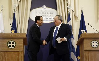 Ο υπουργός Εξωτερικών Νίκος Κοτζιάς (Δ) με τον νέο υπουργό Εξωτερικών της Κυπριακής Δημοκρατίας Νίκο Χριστοδουλίδη (Α)  κάνουν δηλώσεις στους δημοσιογράφους μετά τις διευρυμένες συνομιλίες που είχαν οι δύο αντιπροσωπείες στο υπουργείο Εξωτερικών, Δευτέρα 5 Μαρτίου 2018. ΑΠΕ-ΜΠΕ/ΑΠΕ-ΜΠΕ/ΑΛΕΞΑΝΔΡΟΣ ΒΛΑΧΟΣ