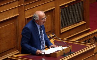 Ο υφυπουργός Εξωτερικών Γιάννης Αμανατίδης μιλάει από το βήμα της Βουλής στη μόνη συζήτηση και ψήφιση επί της αρχής, των άρθρων και του συνόλου του σχεδίου νόμου του Υπουργείου Περιβάλλοντος και Ενέργειας  «Νέο καθεστώς στήριξης των σταθμών παραγωγής  ηλεκτρικής ενέργειας από Ανανεώσιμες Πηγές Ενέργειας και Συμπαραγωγή Ηλεκτρισμού και Θερμότητας Υψηλής Απόδοσης - Διατάξεις για το νομικό και λειτουργικό διαχωρισμό των κλάδων προμήθειας και διανομής στην αγορά του φυσικού αερίου και άλλες διατάξεις», Πέμπτη 4 Αυγούστου 2016. Στο νομοσχέδιο έχει προστεθεί ως τροπολογία η κατασκευή του Μουσουλμανικού τεμένους στον Ελαιώνα, στην Αθήνα. ΑΠΕ-ΜΠΕ/ΑΠΕ-ΜΠΕ/Αλέξανδρος Μπελτές