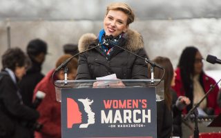Η Σκάρλετ Γιόχανσον στο Women’s March στην πρωτεύουσα των Ηνωμένων Πολιτειών τον Ιανουάριο του 2017. © Noam Galai, Emma McIntyre, Steve Granitz/Getty Images/Ideal Image
