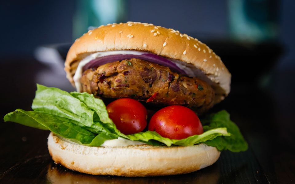 το-απόλυτο-veggie-burger-από-φασόλια-και-μανιτάρι-2237950