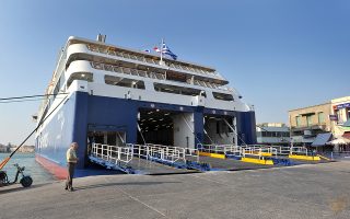 Η Attica Group, που λειτουργεί τις γραμμές Blue Star και Super Fast Ferries, συμφώνησε στα τέλη του 2017 με την Πειραιώς και ομάδα μικρομετόχων να εξαγοράσει το 50,3% της Hellenic Seaways έναντι 30,61 εκατ.