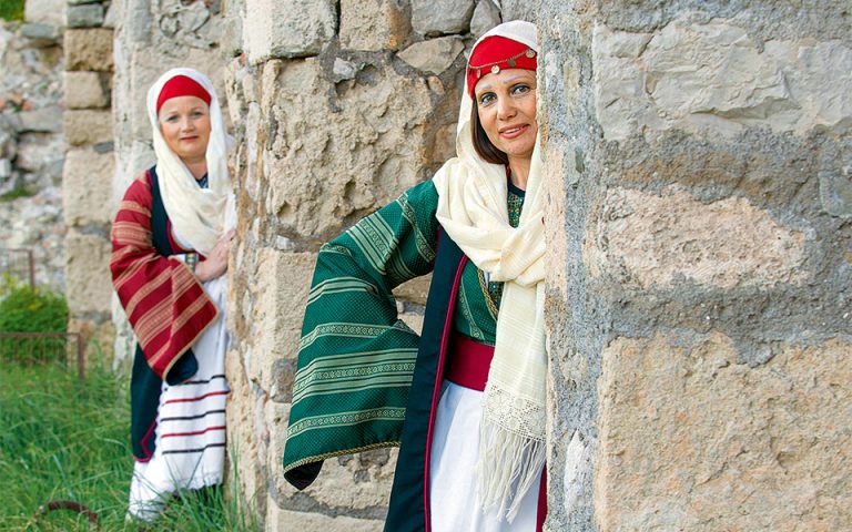 Η Κατερίνα Βασιλάκη και η Κωνσταντίνα Καζά, μέλη του πολιτιστικού συλλόγου, με τις παραδοσιακές τους φορεσιές. (Φωτογραφία: ΚΛΑΙΡΗ ΜΟΥΣΤΑΦΕΛΛΟΥ)