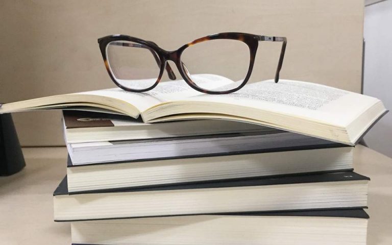 Όσοι φοράνε γυαλιά, έχουν γενετική προδιάθεση να είναι πιο έξυπνοι, σύμφωνα με μελέτη