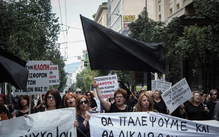 Συγκέντρωση για τις συντάξεις χηρείας στο κέντρο της Αθήνας (φωτό)