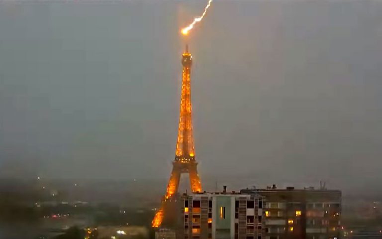 Παρίσι: Η στιγμή που ο Πύργος του Άιφελ χτυπήθηκε από κεραυνό (βίντεο)