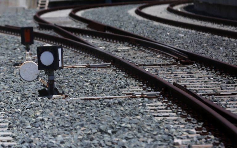 Κόντρα ΟΣΕ – ΤΡΑΙΝΟΣΕ για τα ανυψωτικά μηχανήματα στους σιδηροδρομικούς σταθμούς