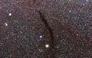Το νέφος Musca διαφαίνεται σαν μαύρη περιοχή σε αυτήν τη φωτογραφία του νότιου ουρανού σε ορατό φως, καθώς απορροφάει το φως των άστρων.