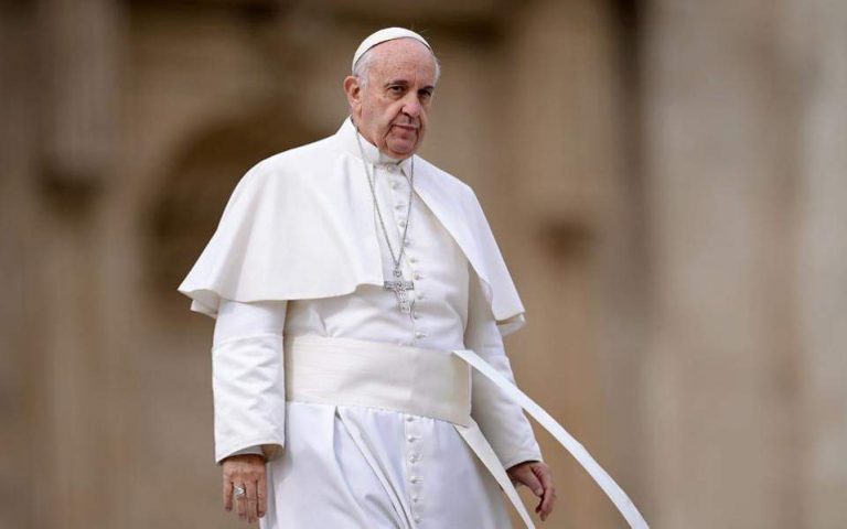 Πάπας προς ομοφυλόφιλο άνδρα: «Ο Θεός σε έπλασε έτσι»