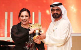 Η Αντρια Ζαφειράκου παραλαμβάνει το βραβείο από τον σεΐχη του Ντουμπάι.