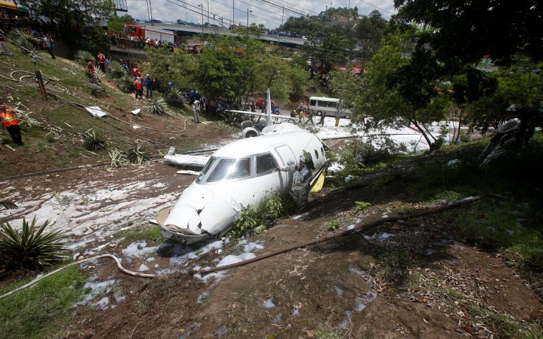Ονδούρα: Ιδιωτικό αεροσκάφος «κόπηκε» στα δύο (φωτογραφίες)