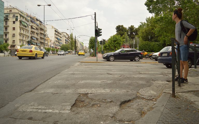 Επικίνδυνοι δρόμοι στο κέντρο της Αθήνας για πεζούς και οχήματα – Ολες οι φωτογραφίες από το ρεπορτάζ της «Κ»