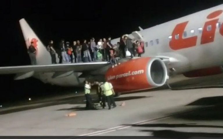 Ινδονησία: Πανικός και τραυματισμοί σε αεροσκάφος μετά από… λανθασμένο συναγερμό για βόμβα (βίντεο)