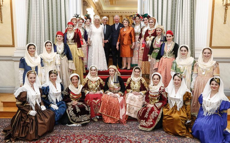 Κάρολος: «Είμαστε όλοι Ελληνες» – Καρέ καρέ το δείπνο στο Προεδρικό Μέγαρο (φωτο-βίντεο)