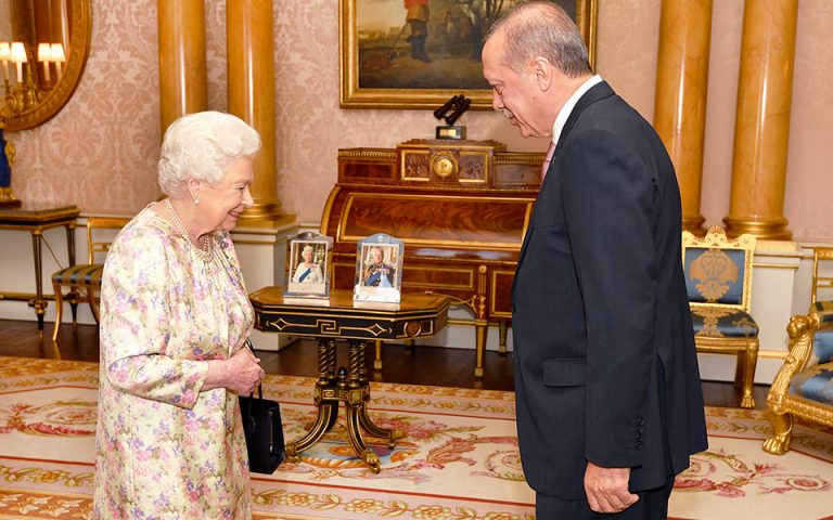 Οταν η βασίλισσα Ελισάβετ υποδέχτηκε στο Μπάκιγχαμ τον Ερντογάν (βίντεο)
