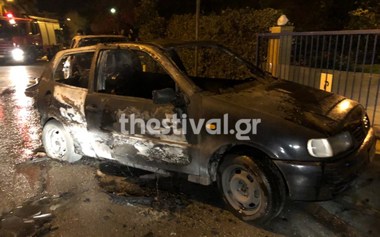 Φωτιά σε δύο σταθμευμένα οχήματα στην Χαριλάου