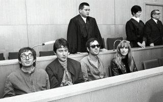 14 Οκτωβρίου 1968. Από αριστερά, Χορστ Σένλαϊν, Θόρβαλντ Προλ, Αντρέας Μπάαντερ και Γκούντρουν Εσλιν, στο εδώλιο του κατηγορουμένου για εμπρησμό δύο πολυκαταστημάτων στη Φρανκφούρτη. Ενάμιση χρόνο αργότερα, η Μάινχοφ απελευθέρωσε τον Μπάαντερ από τη φυλακή.