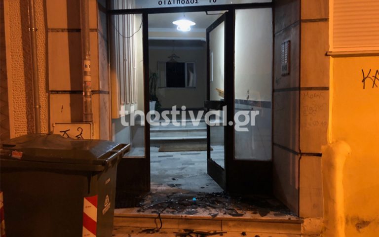 Θεσσαλονίκη: Εξερράγη αυτοσχέδιος εκκρηκτικός μηχανισμός σε είσοδο πολυκατοικίας (φωτογραφίες)