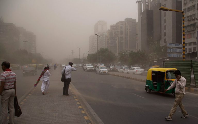 Σε κατάσταση συναγερμού η Ινδία: 150 νεκροί από αμμοθύελλες και καταιγίδες