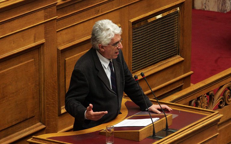 Πιθανά λάθη στον νόμο του παραδέχεται ο Παρασκευόπουλος