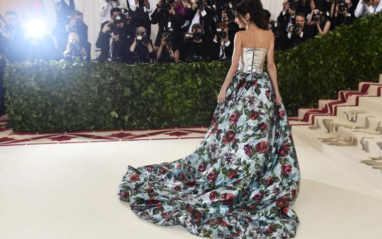 Το κρυφό νόημα πίσω από το φόρεμα της Amal Clooney και τα κόκκινα τριαντάφυλλα