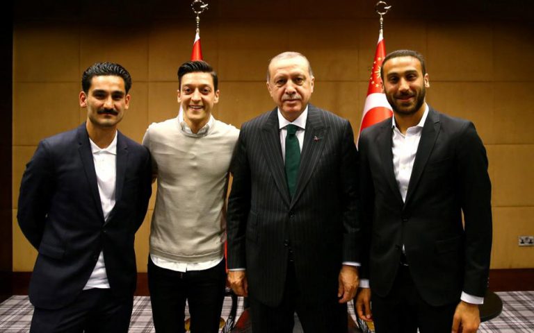 Να εκτονώσει την ένταση μετά τη συνάντηση των δύο ποδοσφαιριστών με τον Ερντογάν επιχειρεί ο Σταϊνμάιερ