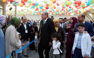 Ο Τούρκος πρόεδρος Ταγίπ Ερντογάν και η σύζυγός του Εμινέ παρίστανται σε γιορτή σχολείου της Κωνσταντινούπολης.