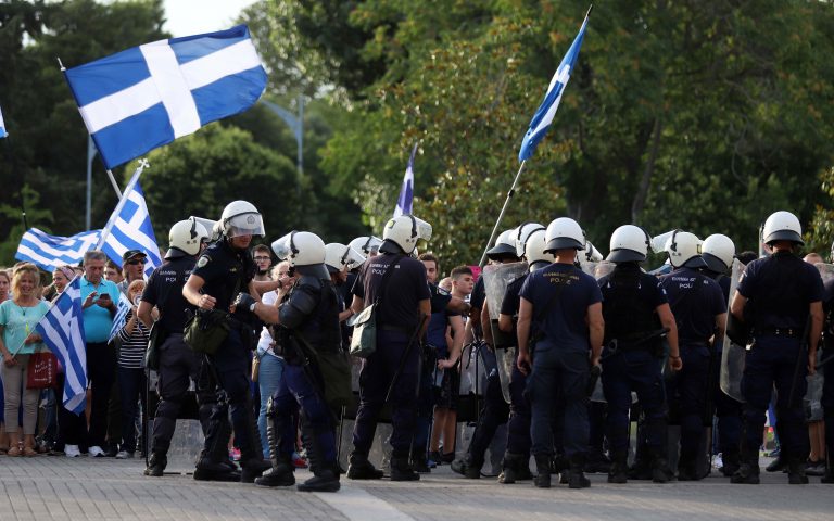 Θεσσαλονίκη: Ενταση στην πορεία για τη Μακεδονία – Καταγγελία πολίτη για επίθεση με κοντάρι