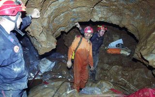 Επί 90 ώρες παρέμειναν εγκλωβισμένοι σε πλημμυρισμένη σπηλιά τρεις σπηλαιολόγοι τον Νοέμβριο του 2002 στην Κρήτη. Δεκάδες συνάδελφοί τους έσπευσαν να βοηθήσουν και να συνδράμουν τις τοπικές αρχές στο δύσκολο έργο. Χρειάστηκε να καταδυθεί και σπηλαιοδύτης για να τους εντοπίσει.