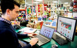 Το 2017 εκτιμάται ότι στην Ελλάδα υπήρχαν περίπου 7.000 επιχειρήσεις με ψηφιακό κανάλι πώλησης των προϊόντων και των υπηρεσιών τους.