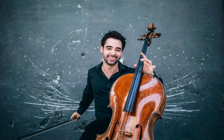 Ο τσελίστας Πάμπλο Φεράντεζ με το Stradivarius του έρχεται στην Υδρα για μια συγκινητική συναυλία