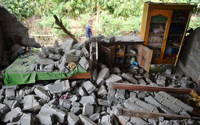 Ινδονησία: Εκατοντάδες ορειβάτες παγιδεύτηκαν σε ηφαίστειο μετά από τον ισχυρό σεισμό
