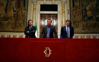 «Στον επόμενο προϋπολογισμό θα υπάρξει πρόβλεψη για περικοπές στη φορολογία», επισήμανε σε συνέντευξή του στην εφημερίδα Corriere della Sera o Ματέο Σαλβίνι, ένας εκ των αντιπροέδρων της ιταλικής κυβέρνησης.